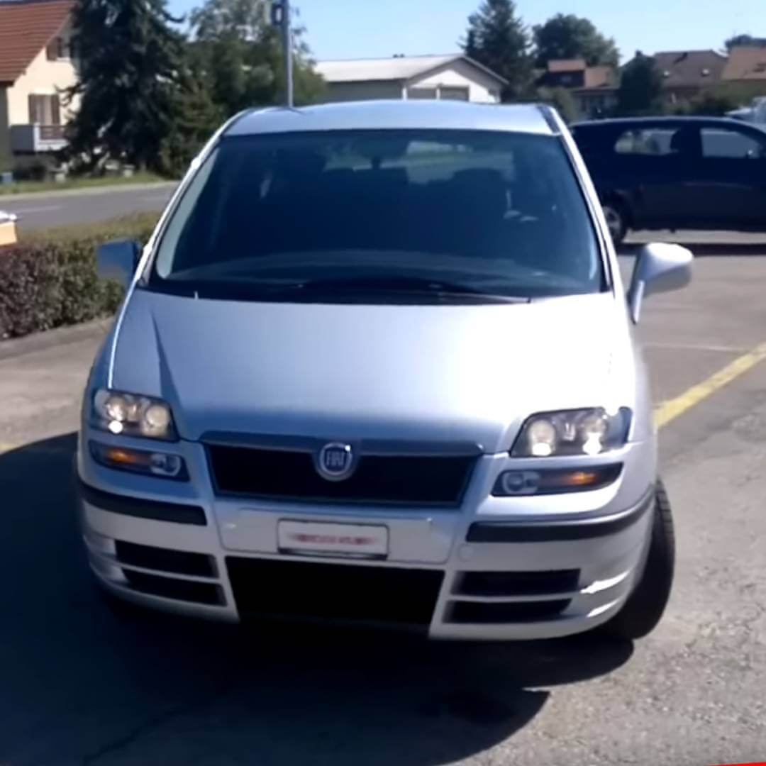 Weißer Fiat Ulysee Minivan von vorne auf Parkplatz