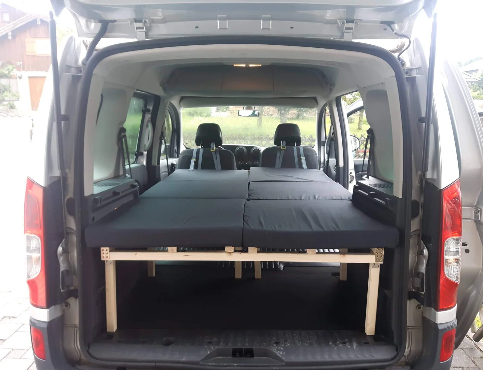 Mercedes Citan mit grauem Doppelbett, Innenansicht von hinten