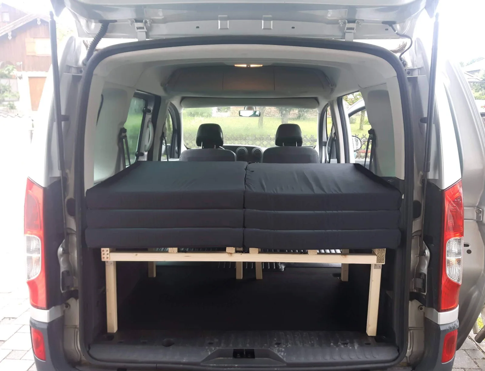 Mercedes Citan Kleinbus mit eingeklapptem schwarzen Doppelbett