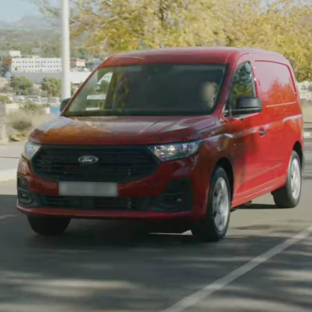 Roter Ford Transit Connect Kleinbus auf Parkplatz
