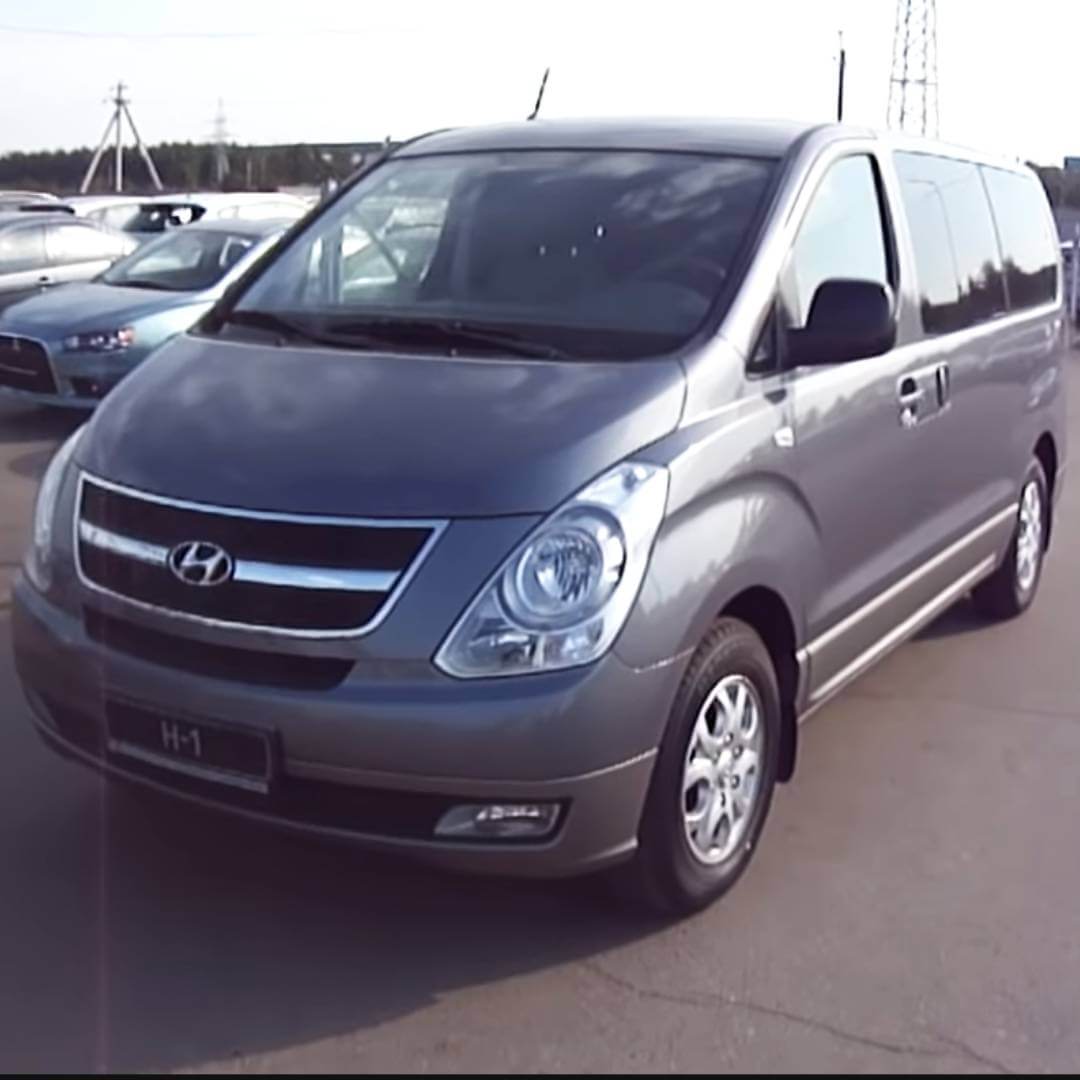 Silberner Hyundai H-1 Minivan auf Parkplatz