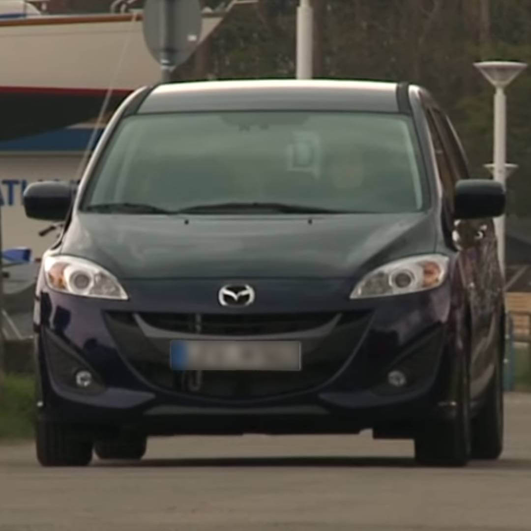 Bauanleitung – Mazda 5 Doppelbett von Mobiles Bett 2 Schwarzer Mazda 5 Minivan von vorne auf Parkplatz