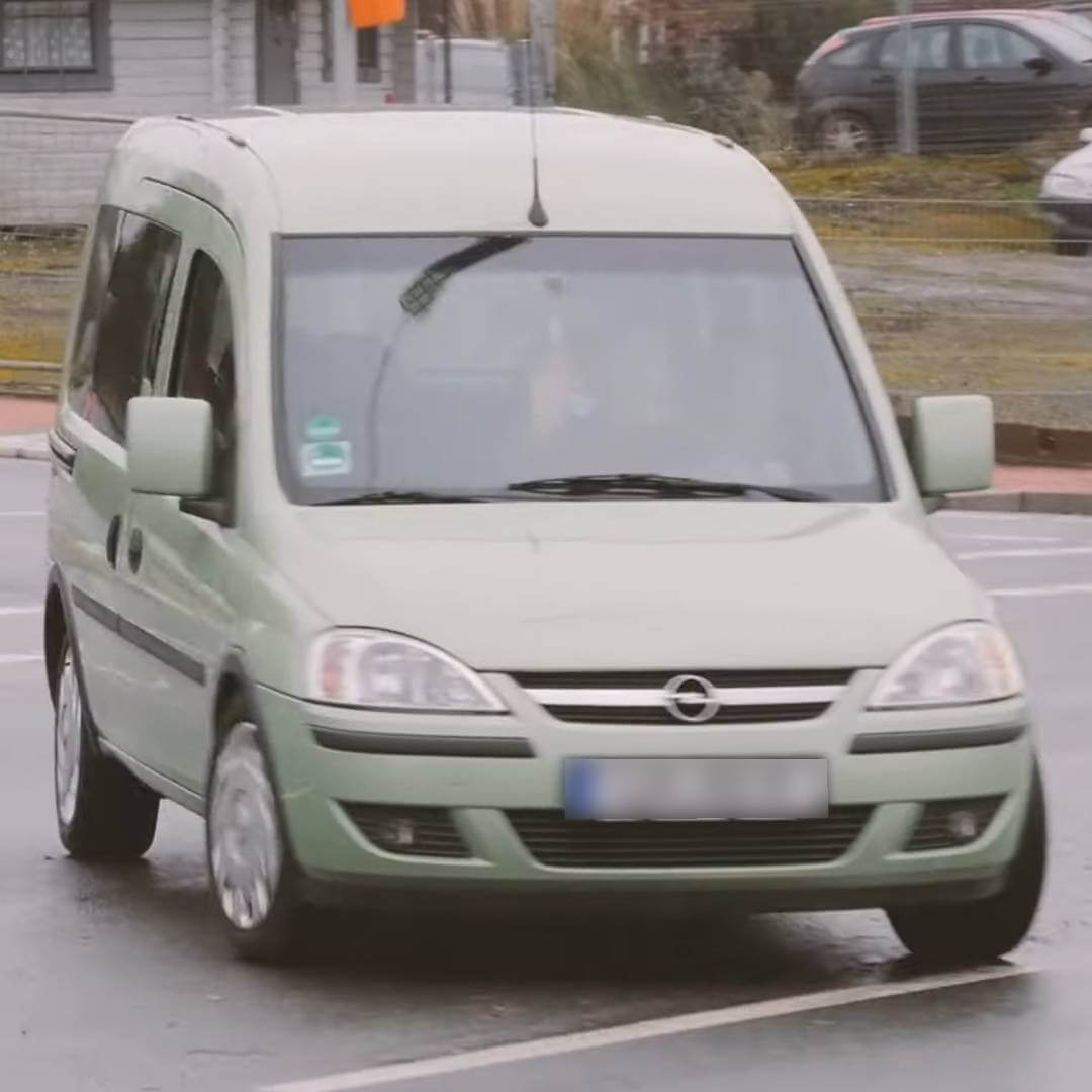Opel Combo C hellgrüne Außenaufnahme von vorne, kompakter Kastenwagen mit Dachaufbau