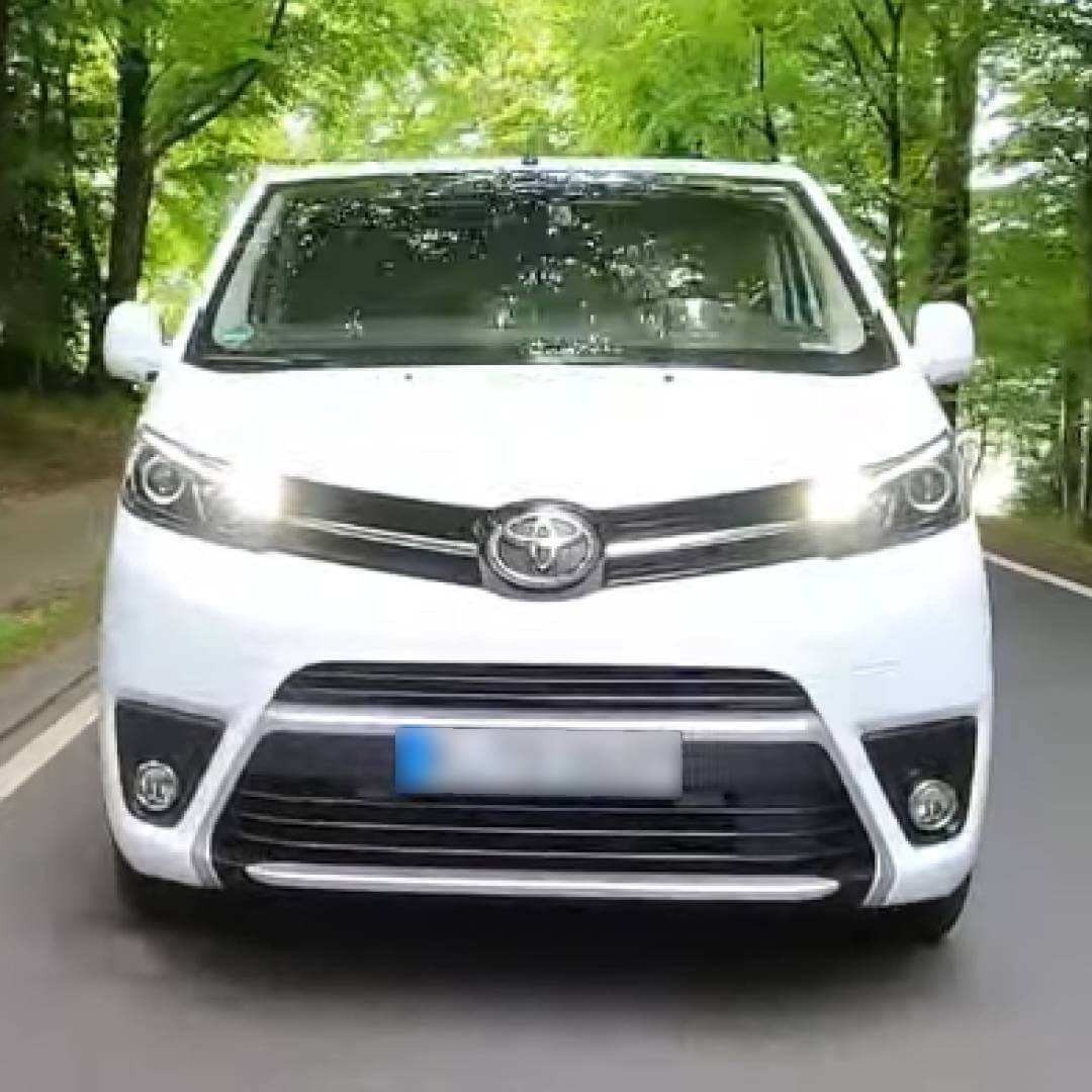Bauanleitung – Toyota Proace Verso Einzelbett 3 Weißer Toyota Proace Verso in Frontalansicht auf Waldstraße