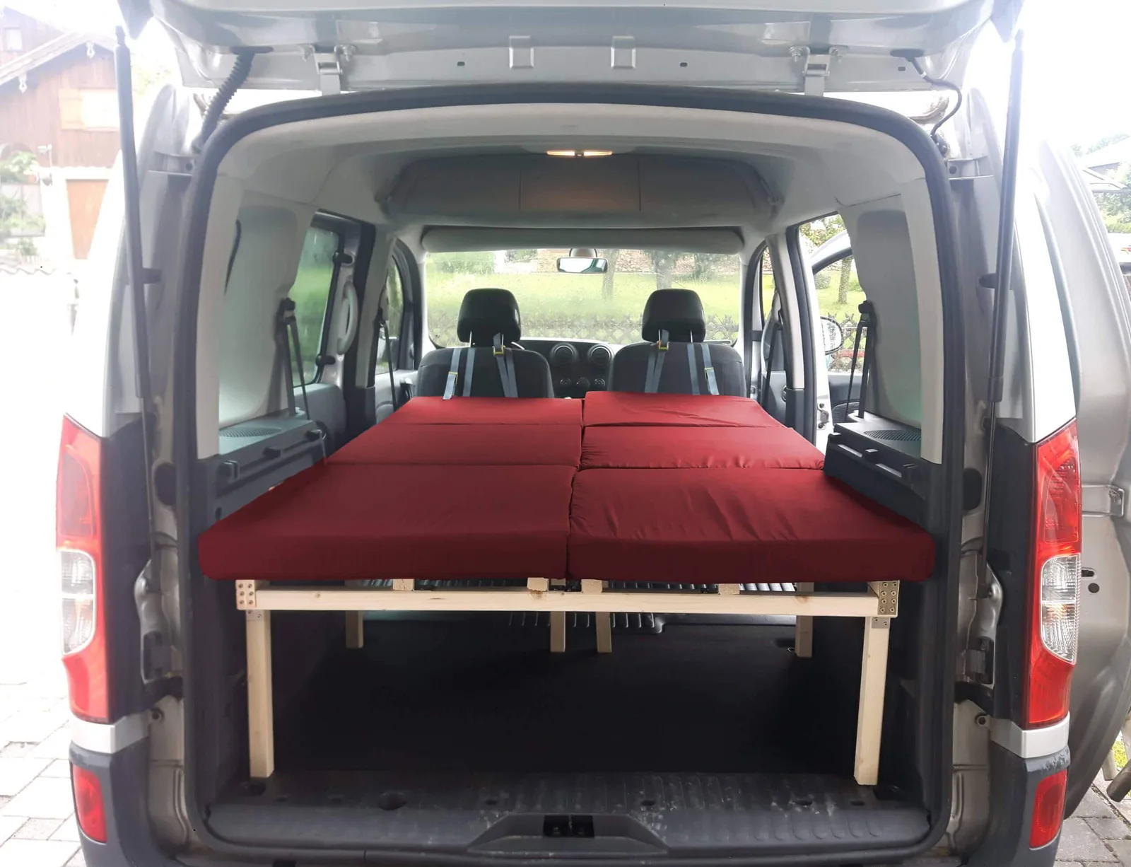 Bauanleitung – Toyota Proace Verso Einzelbett 5 Renault Kangoo mit rotem Kombibett und Stauraum für Campingausrüstung