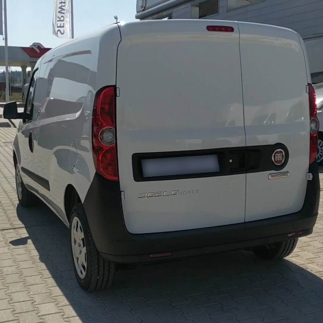 Fiat Doblo Maxi Cargo Transporter von hinten, weiß