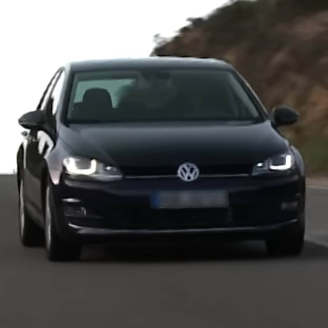 Schwarzer VW Golf VII auf der Straße, Frontansicht