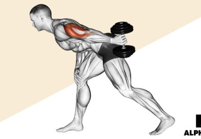 Anatomische Illustration eines Mannes bei Kurzhantel Kickbacks für Armtraining