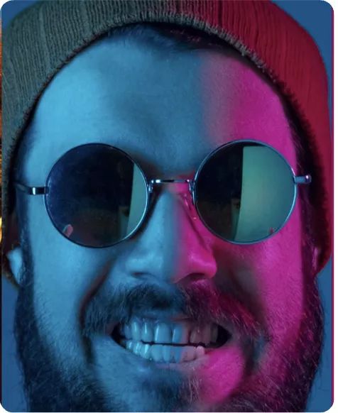 Mann mit runter Brille in blauer und magenta Neon-Beleuchtung