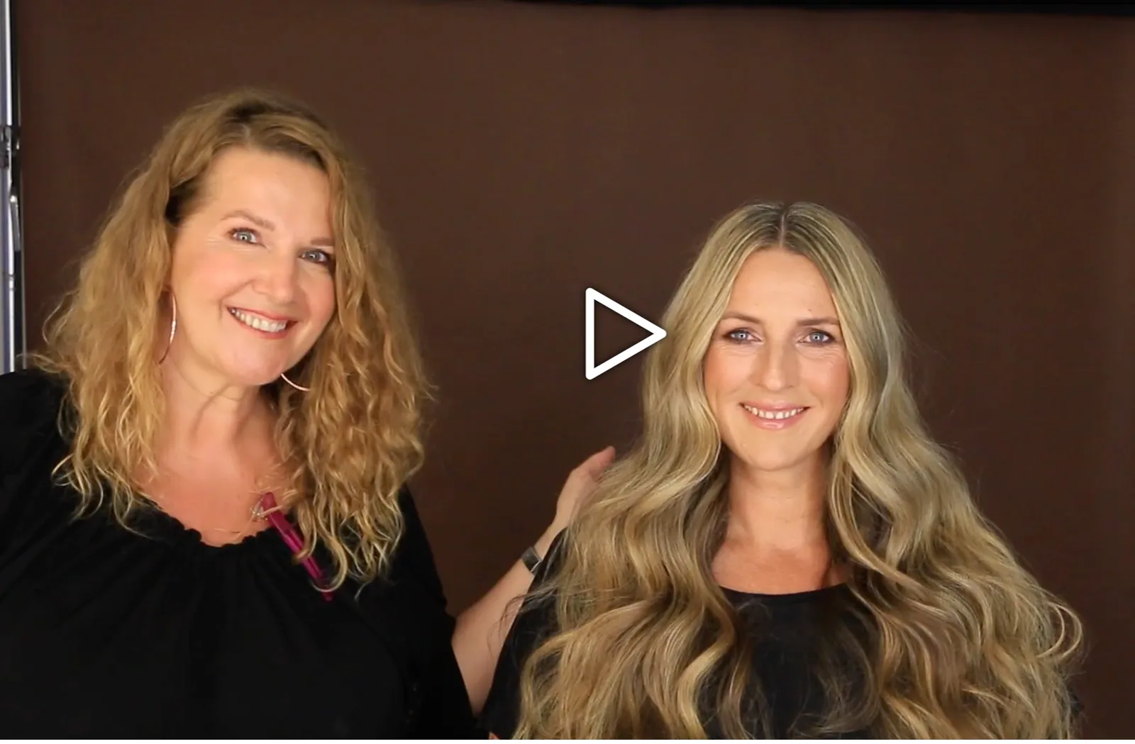 Videostandbild: Zwei Frauen mit Make-up, Beauty-Coach und Kundin im Vergleich