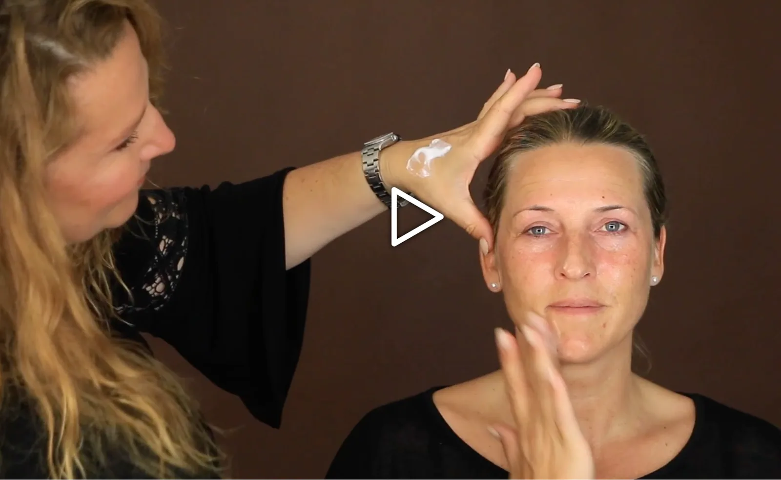 Videostandbild: Beauty-Coach trägt Foundation auf das Gesicht einer Frau auf