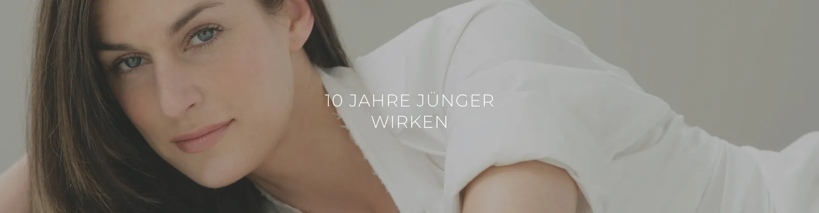Hero-Banner mit Frau und Text '10 Jahre jünger wirken' – Beauty-Kurs von Serena Goldenbaum