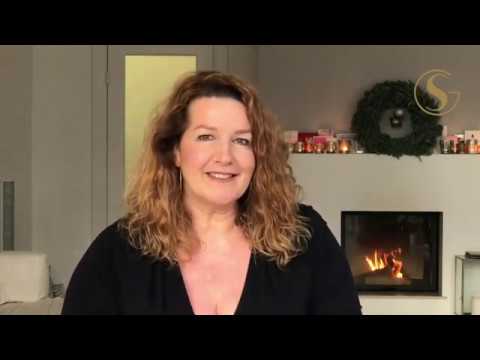 Videostandbild: Serena Goldenbaum sitzt vor Kamin und spricht in die Kamera