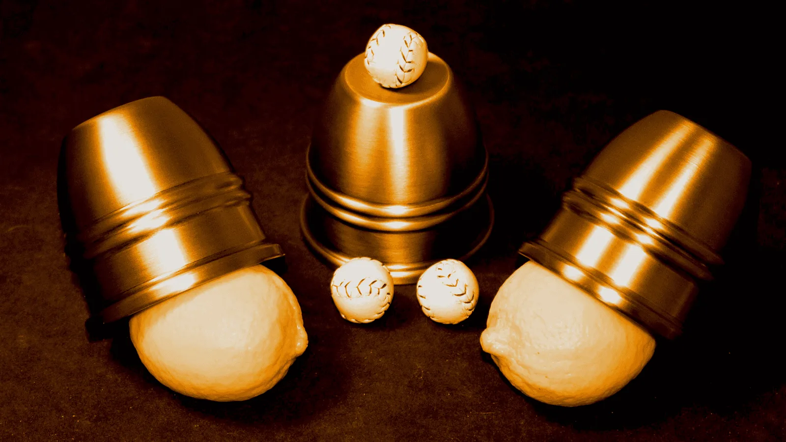 Drei goldene Becherspielbecher mit weißen Bällen auf braunem Untergrund, professionelle 3D-Darstellung