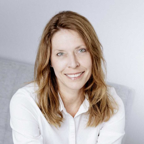 Portrait von Andrea Jebens, Frau mit braunem Haar und weißem Hemd