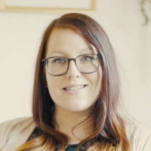 Portrait von Julia Bernarding, Frau mit Brille und braunem Haar