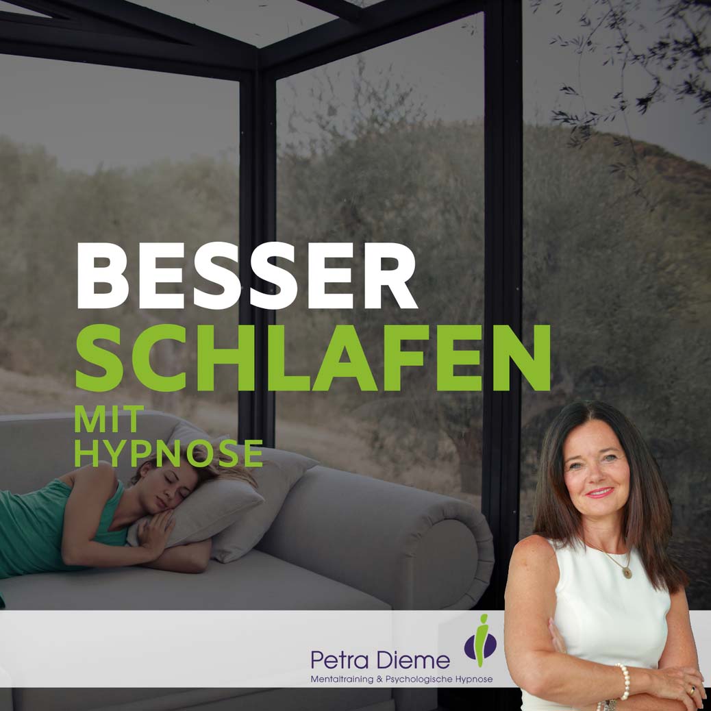 Cover Besser Schlafen mit Hypnose von Petra Dieme, Frau schläft auf Sofa vor Fenster mit Bergblick
