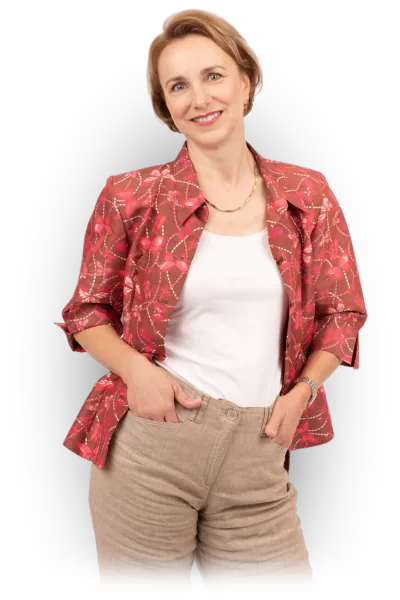 Best Life – 1:1 Coaching gegen Erschöpfung von Gina Heller 6 Porträt von Gina Heller in rotem Muster-Blazer und beigem Top