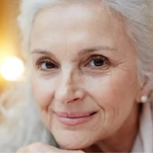 Best Life – 1:1 Coaching gegen Erschöpfung von Gina Heller 4 Porträt einer älteren Frau mit weißem Haar und warmem Lächeln