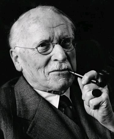 Carl Gustav Jung Portrait, älterer Mann mit Brille und Pfeife