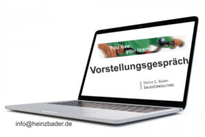 Laptop mit Vorstellungsgespräch-Kurs und Tagline auf Bildschirm