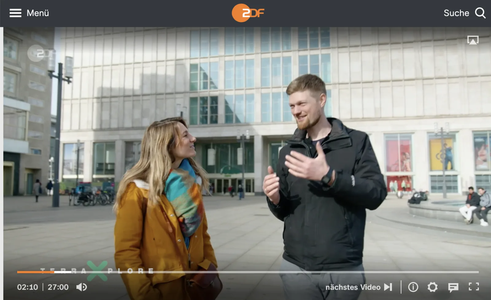 ZDF Mediathek Screenshot: Thomas und Reporterin im Interview vor Gebäude, Spielersteuerung sichtbar
