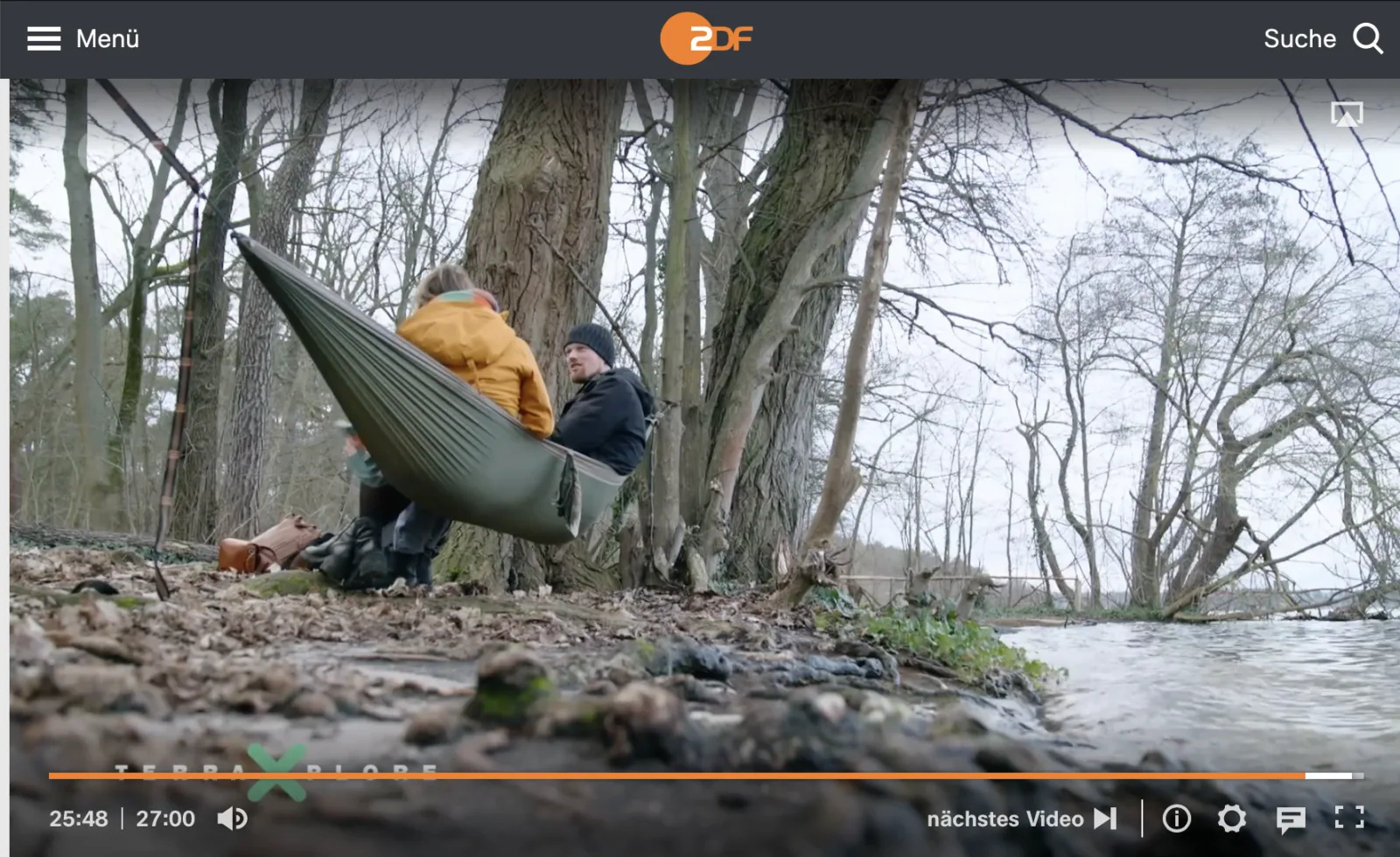 ZDF Mediathek Screenshot: Paar in Hängematte zwischen Bäumen an Fluss, Waldlandschaft, Videoplayer-Steuerung