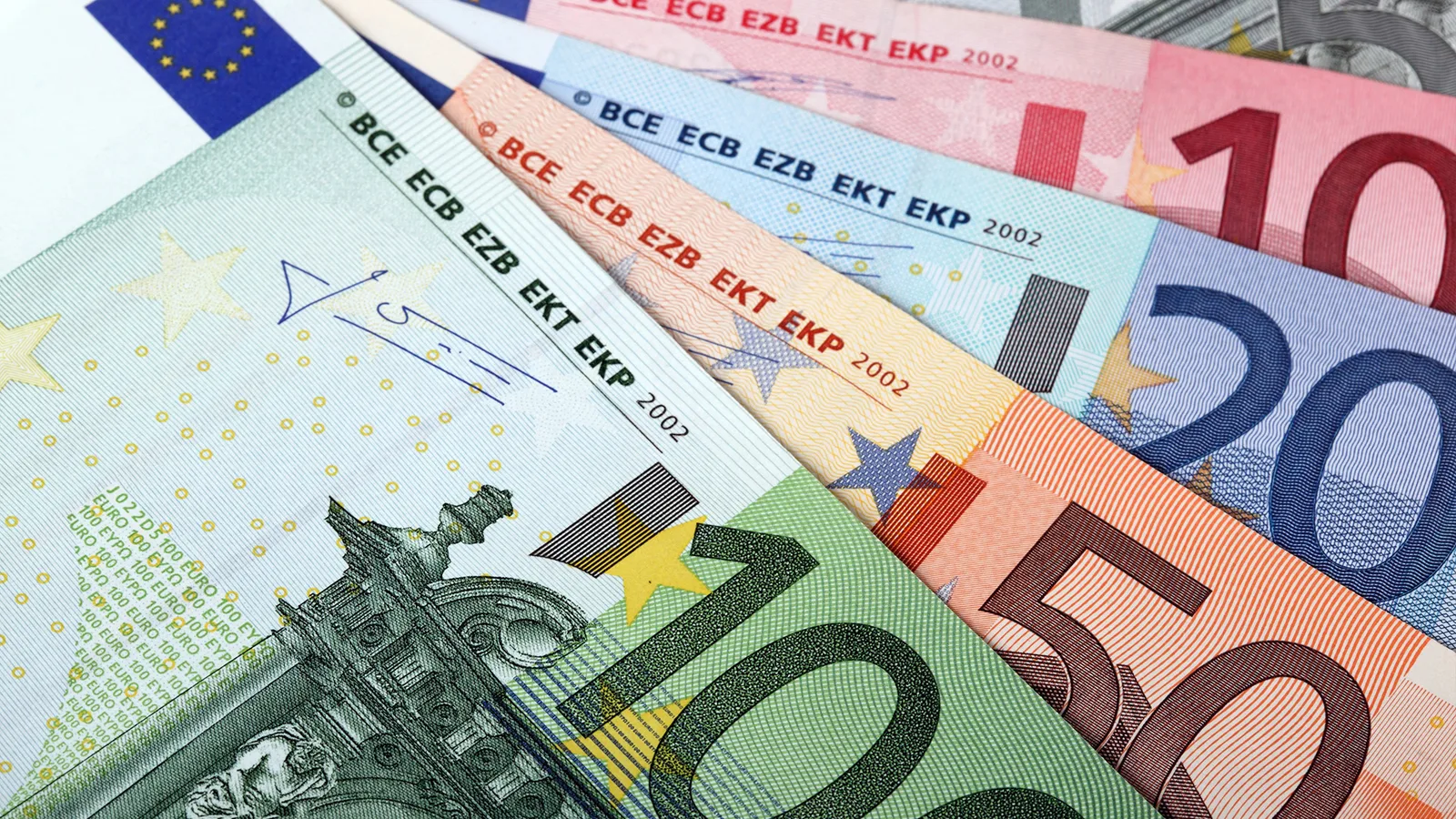 Euro-Geldscheine in verschiedenen Denominationen (5, 10, 20, 50 Euro) gestapelt übereinander