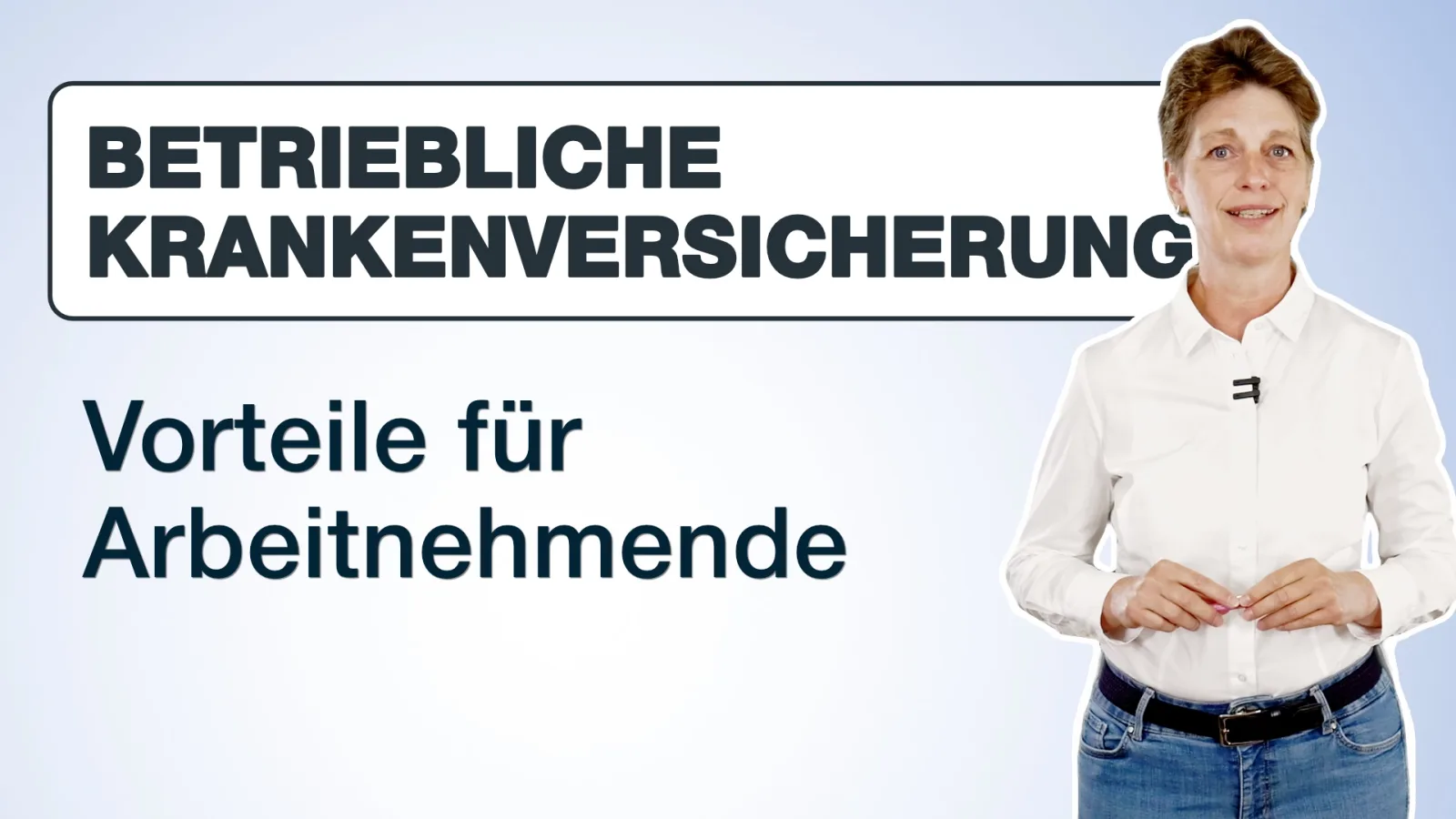 Frau in weißem Hemd vor hellblauem Hintergrund mit Text Betriebliche Krankenversicherung – Vorteile für Arbeitnehmende