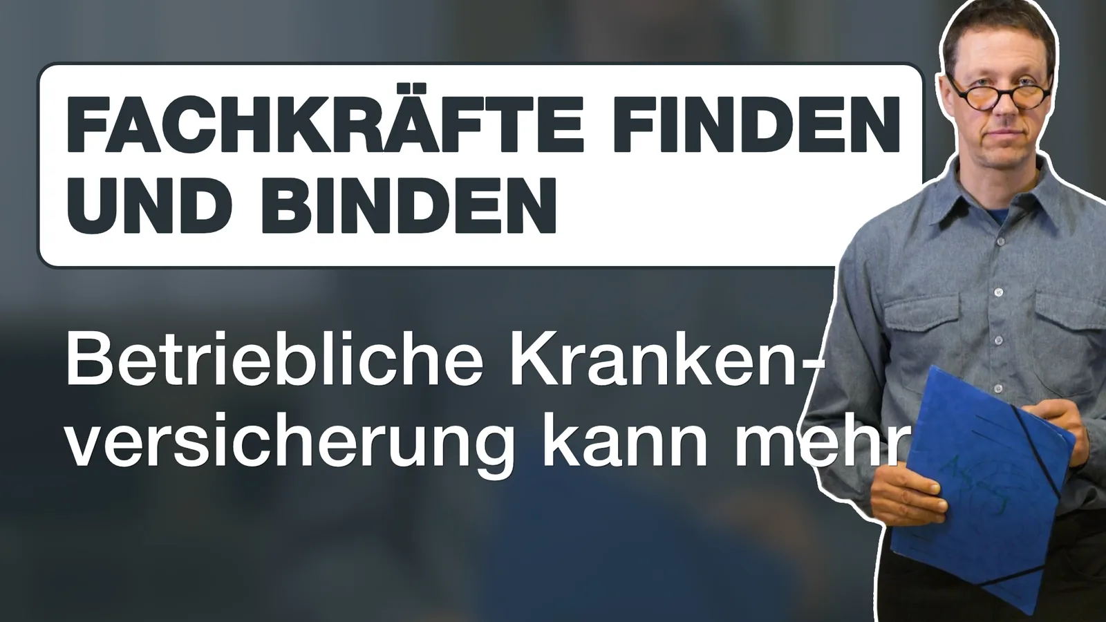 Mann mit Brille in blauem Hemd hält blauen Ordner vor grauem Hintergrund, Text Fachkräfte finden und binden – Betriebliche Kr