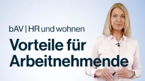 Blonde Frau in rosa Bluse vor hellblauem Hintergrund, Text bAV HR und wohnen – Vorteile für Arbeitnehmende