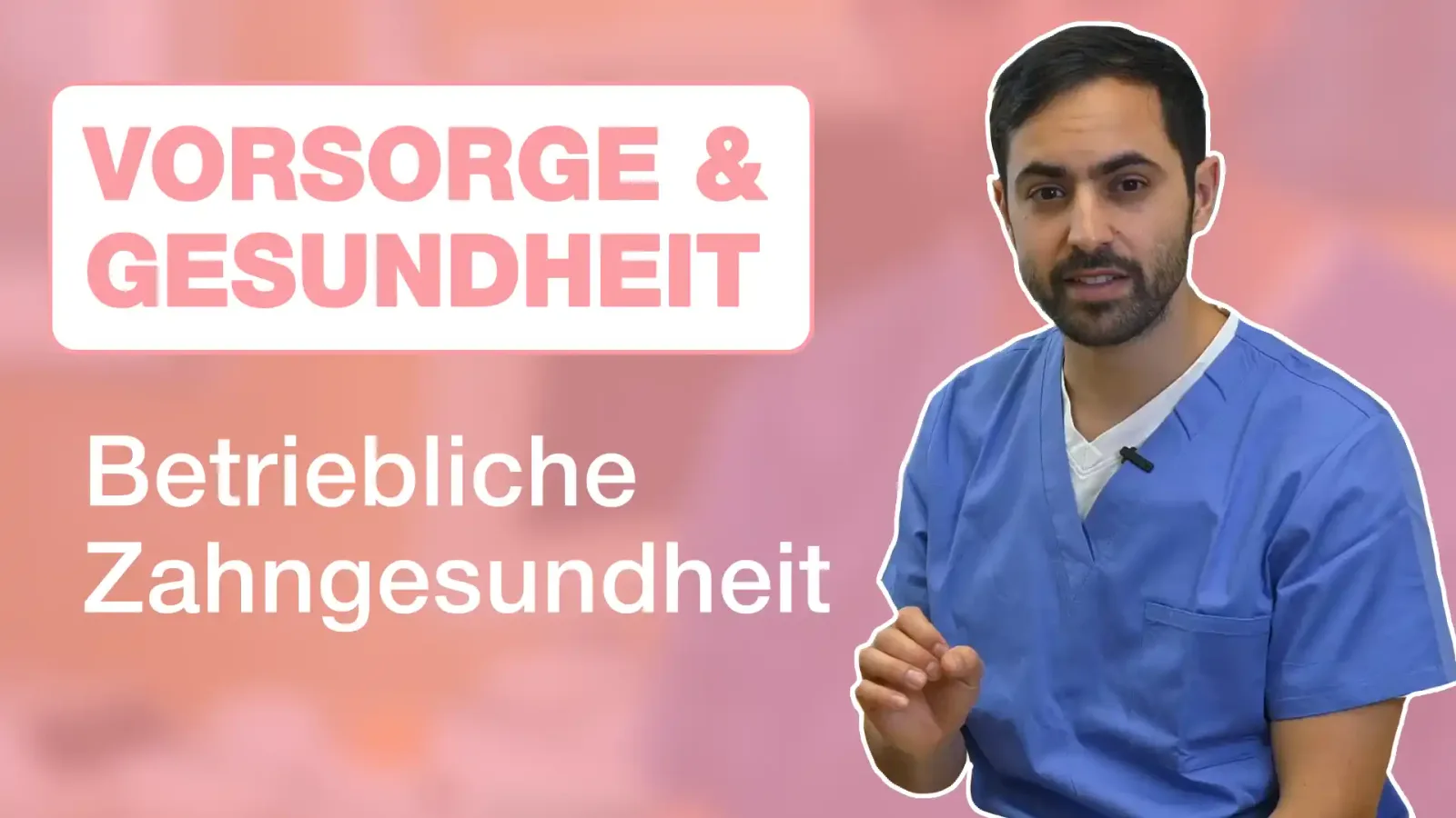Mann in blauem medizinischem Hemd vor rosa-orange Hintergrund, Text Vorsorge & Gesundheit – Betriebliche Zahngesundheit