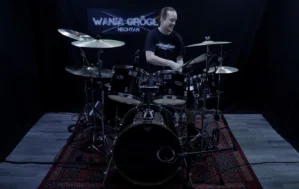 Schlagzeuger Wanja Gröger spielt Blast Beats auf Schlagzeug-Set mit Wanja Gröger Nechtan Logo und orientalischem Teppich