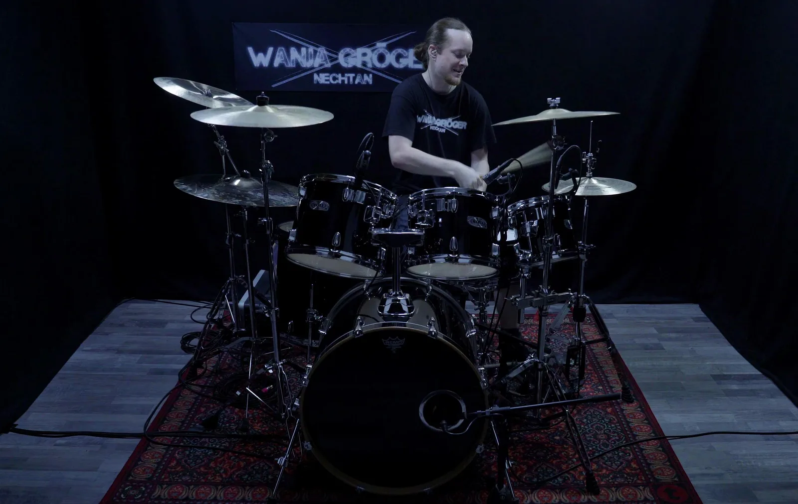 Schlagzeuger Wanja Gröger spielt Blast Beats auf vollständigem Schlagzeug-Set mit Wanja Gröger Nechtan Logo im Hintergrund