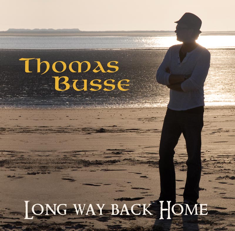 CD-Cover "Long Way Back Home" von Thomas Busse mit Musiker am Strand