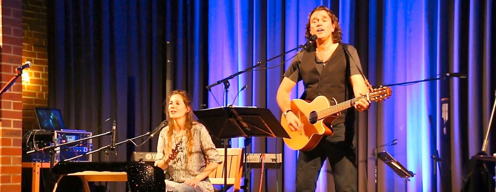 Thomas Busse und Frau auf Bühne mit Gitarre und Keyboard bei Liveauftritt