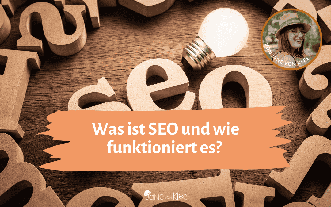 Holzbuchstaben mit Glühbirne und orangem Banner-Text zum Thema SEO