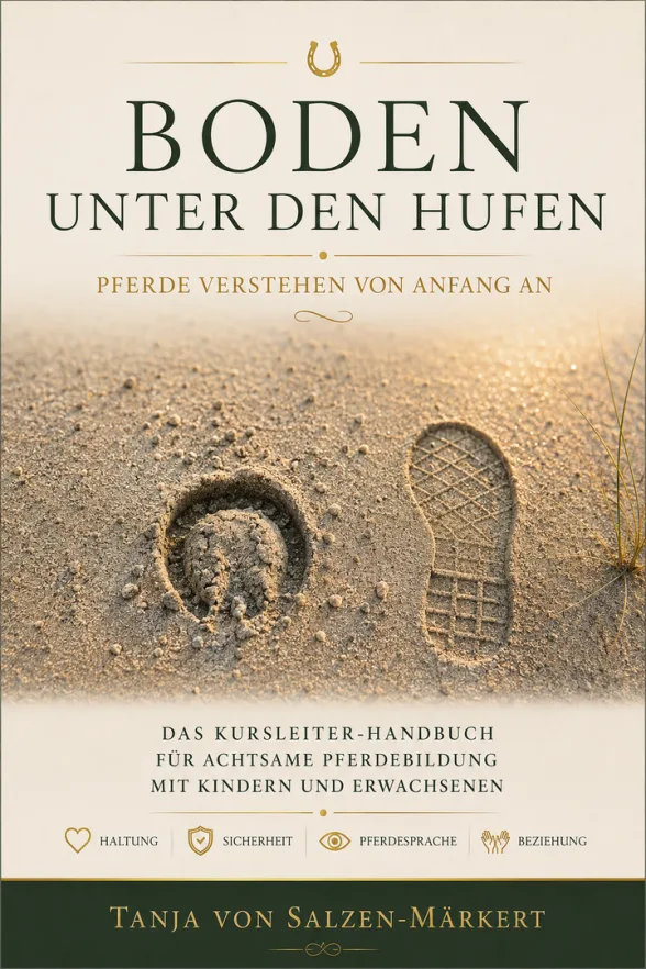 Kursleiter-Handbuch Boden unter den Hufen mit Hufabdrücken im Sand und Kind mit Pferd