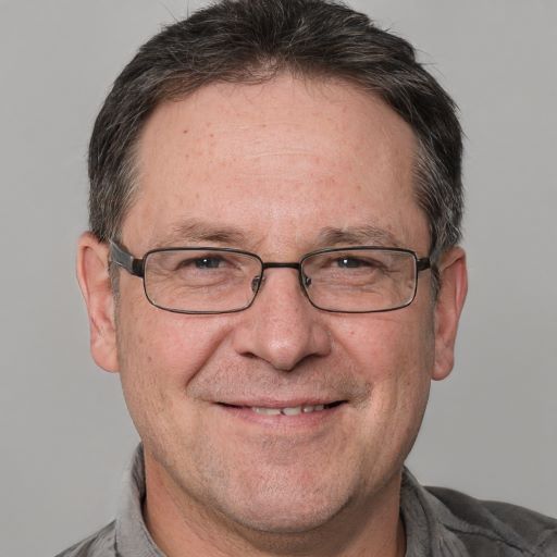 Porträt eines Mannes mittleren Alters mit dunklem Haar und Brille