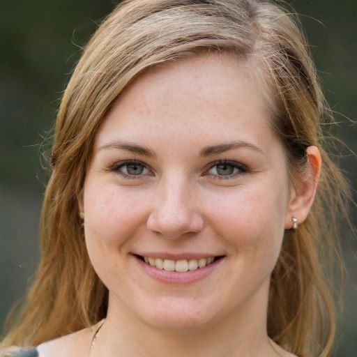 Porträtfoto von Kerstin B., lächelnde Frau mit rötlich-braunem Haar