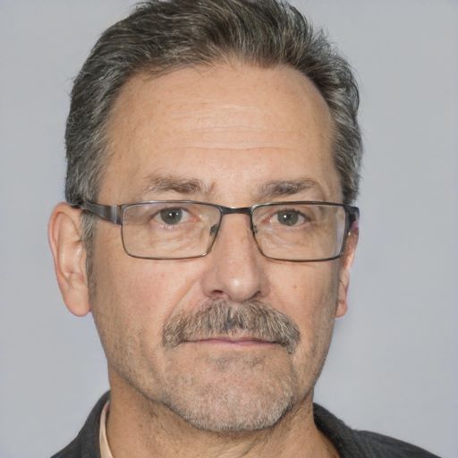 Porträt eines mittelalteren Mannes mit Brille und Schnurrbart