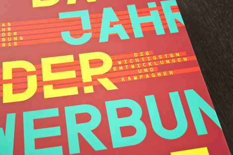 Ausschnitt eines roten und farbigen Buches mit großem gelbem Text Jahr der Werbung