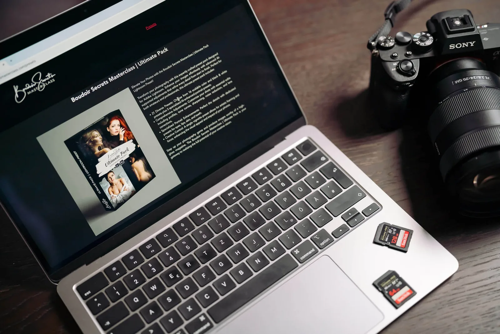 Laptop-Mockup mit Boudoir Secrets Masterclass Website, daneben Kamera und Speicherkarten auf Holztisch
