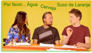 Videostandbild aus Brasilianisch-Kurs mit drei Personen am Tisch, Thema Getränke und Wasser