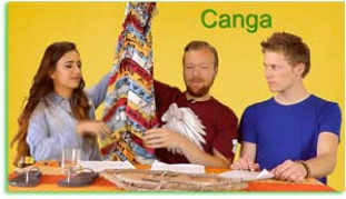 Videostandbild aus Brasilianisch-Kurs mit drei Personen und buntem Geschenkband, Thema Gastgeschenke