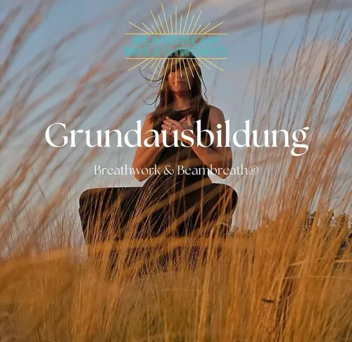Frau in Meditation sitzt in Weizenfeld mit goldenem Heiligenschein und Breathwork Grundausbildung Text