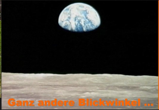 Erdkugel über Mondoberfläche vor schwarzem Himmel