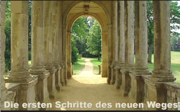 Säulengang mit grüner Wiese und Weg führend in die Ferne