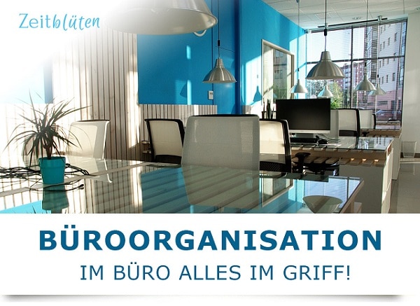 Modernes Büro mit blauen Akzenten, Schreibtischen und großen Fenstern, Titel Büroorganisation im Büro alles im Griff