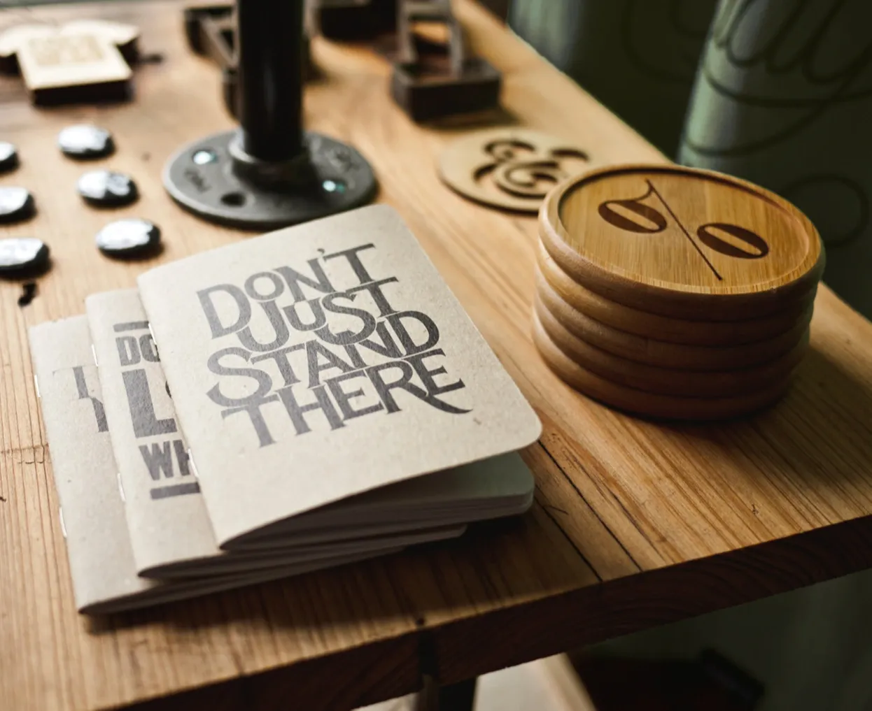 Holztisch mit Stempel Don't just stand there und Geschäftsunterlagen